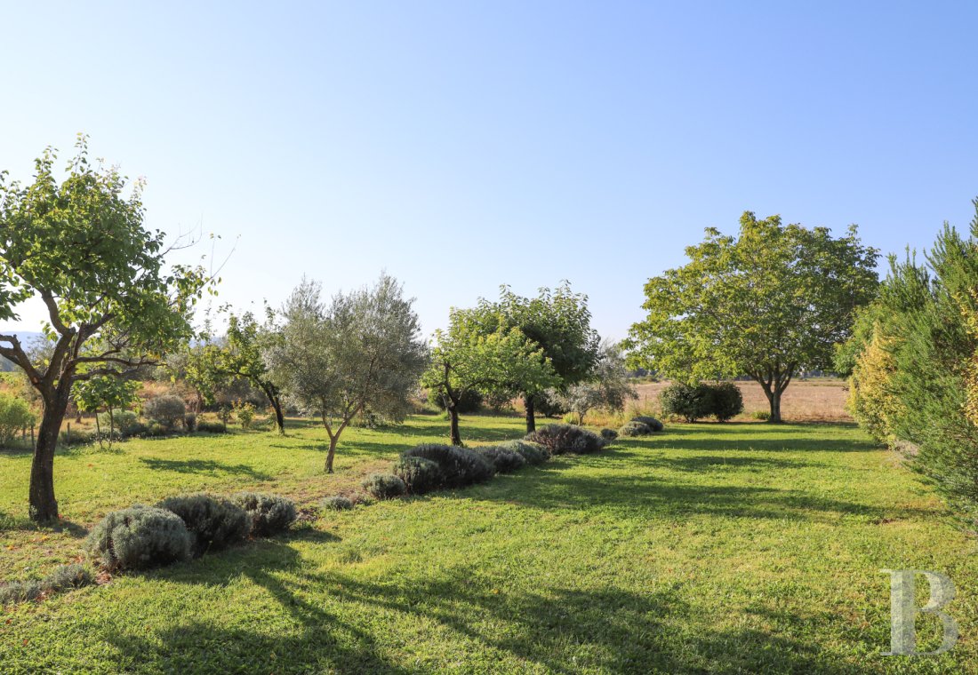 Dans le Vaucluse, au sud-est de Cairanne, une maison dédiée à la villégiature au cœur d’un domaine viticole  - photo  n°3